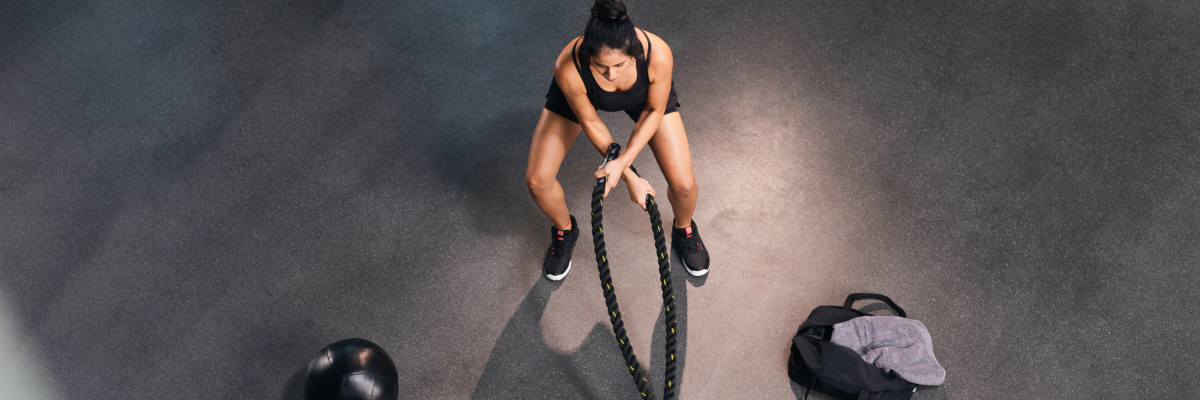 Une fille qui fait du sport avec son sac à côté 