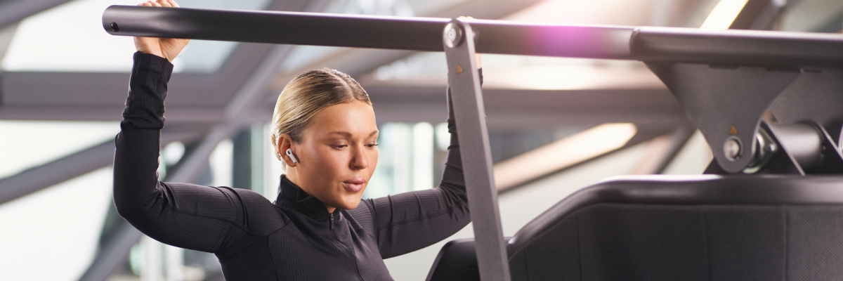 Femme utilisant une machine de sport