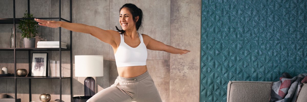 Femme faisant une posture de yoga