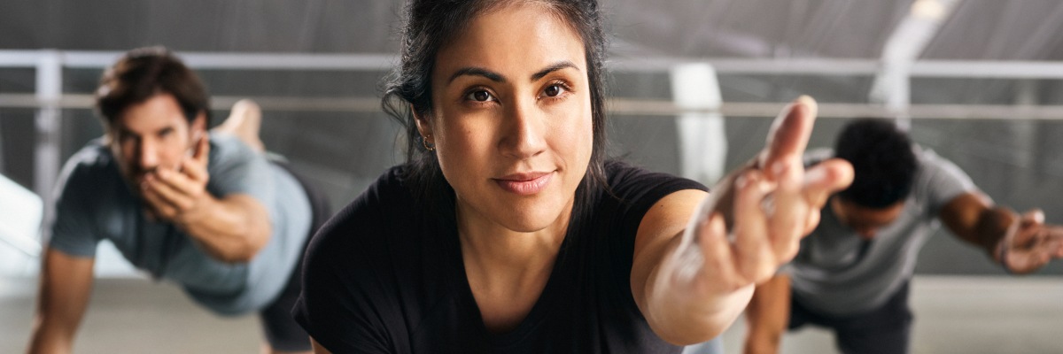 Personnes faisant du yoga face à la caméra