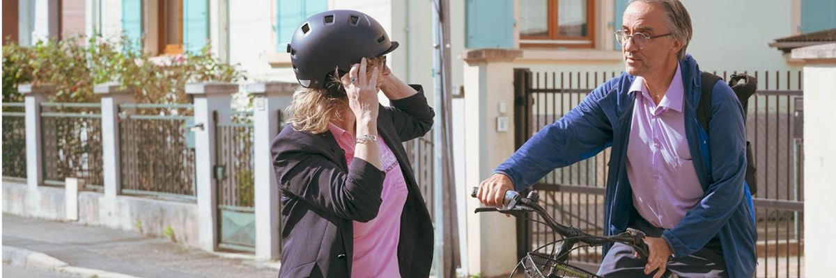 Deux personne discutant en faisant du vélo 