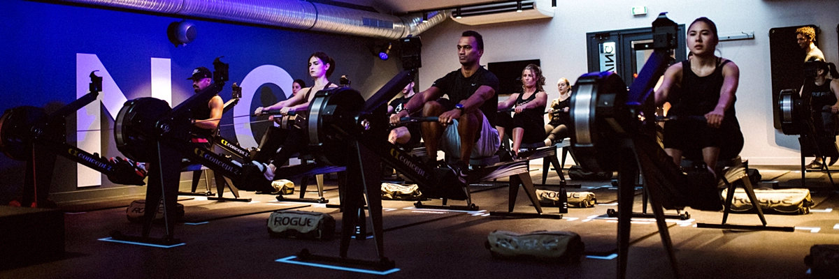 Personnes réalisant une séance de rowing en salle