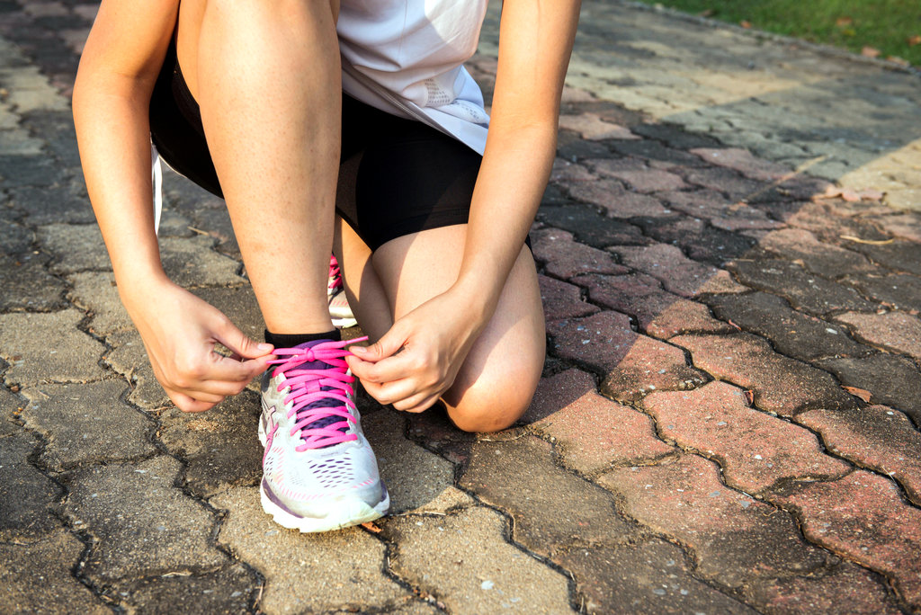 joggeuse qui fait ses lacets