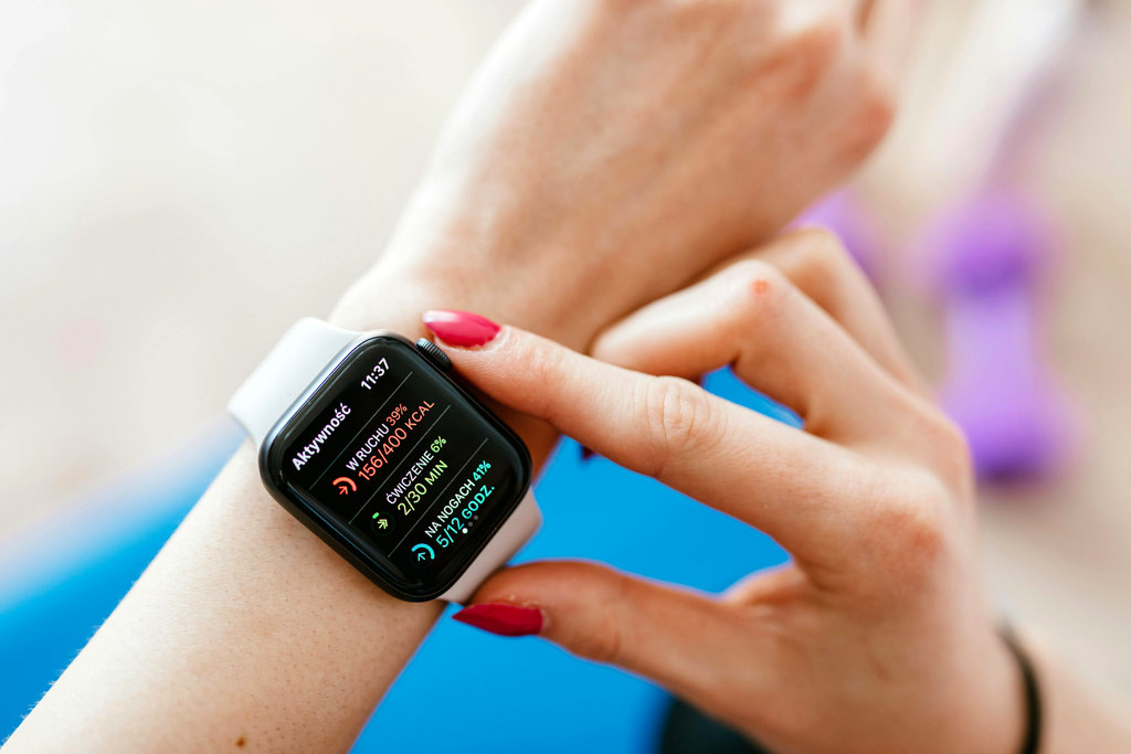 Femme avec montre connectée au poignet