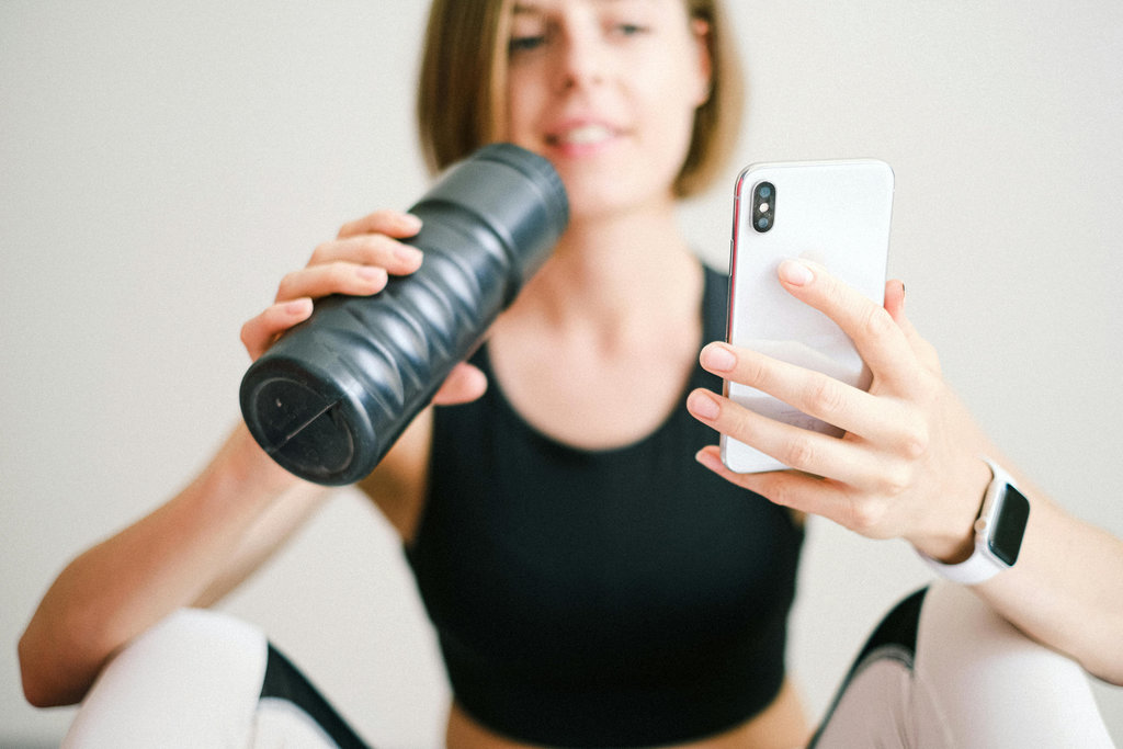 Femme regardant une application sport sur son portable