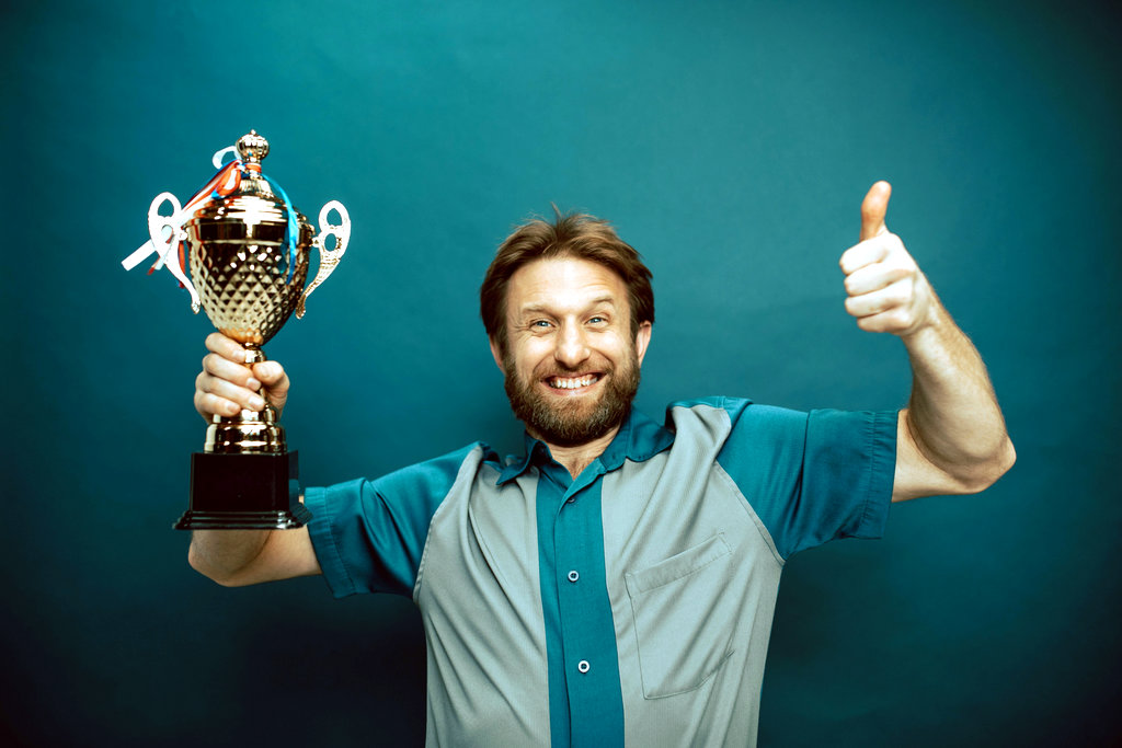 homme qui tient un trophée