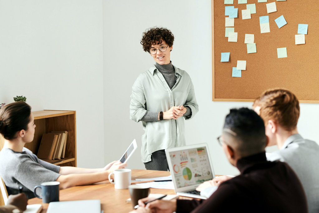 Réunion de travail autour d'une table