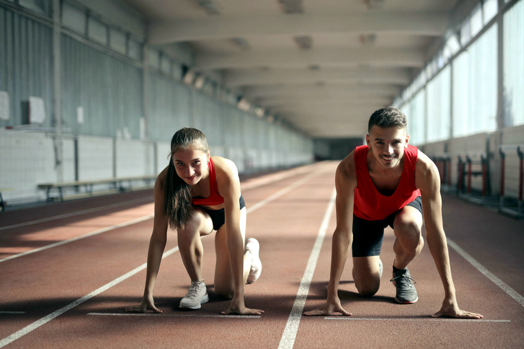 deux personnes sur les starting-blocks