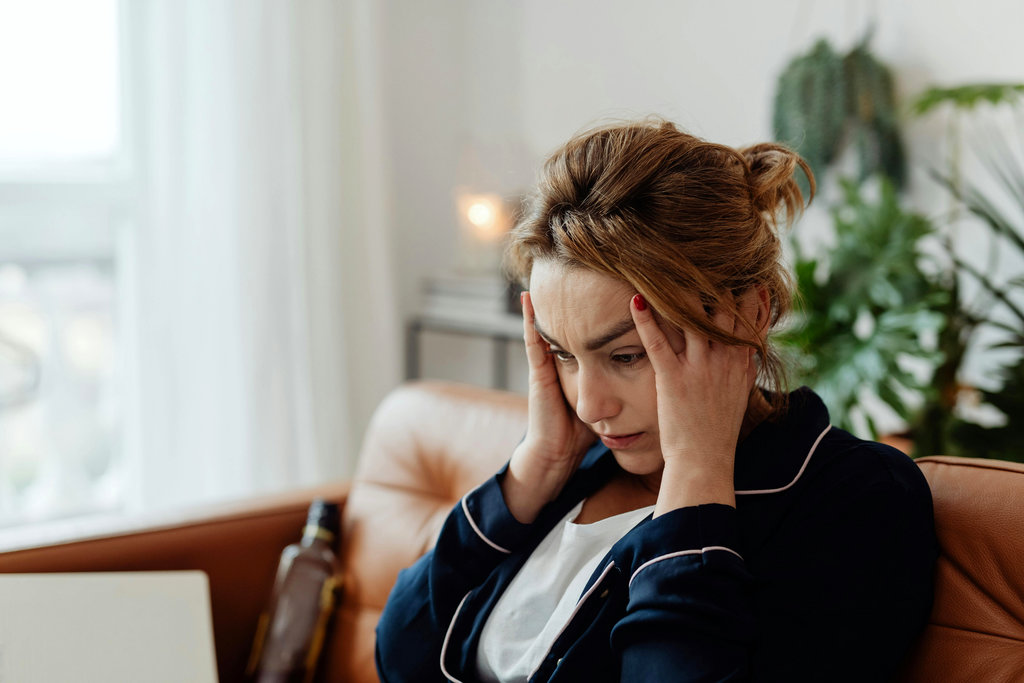 Femme avec les idées confuses