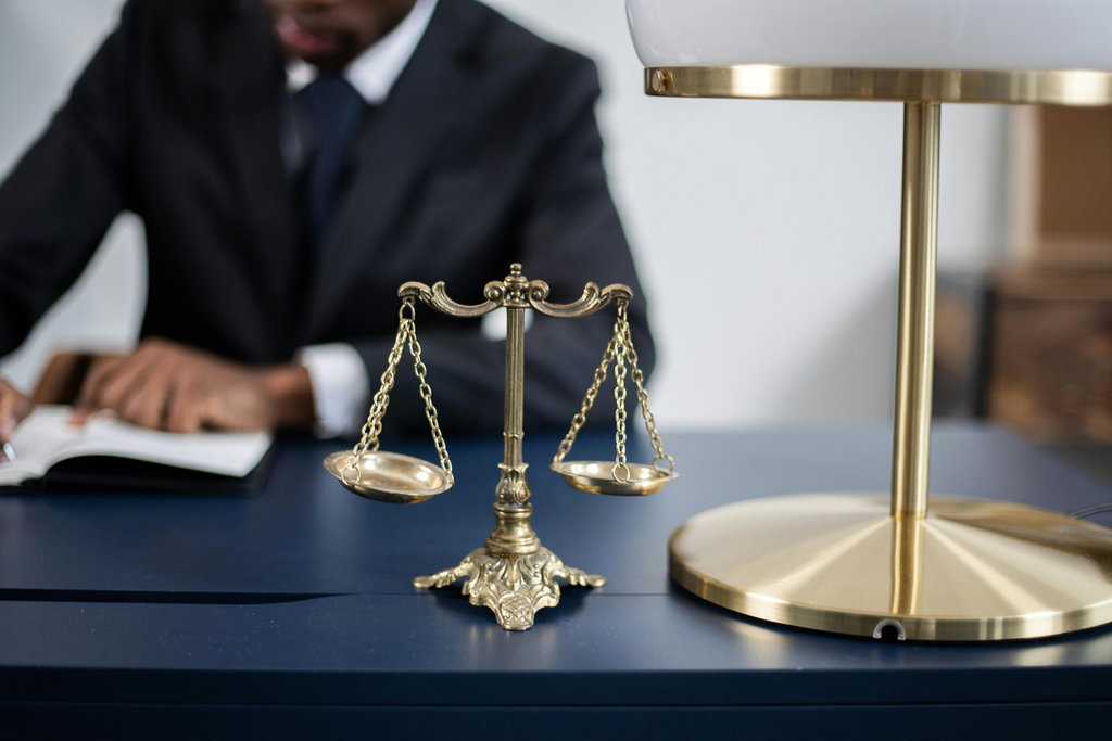 homme qui travail et balance de justice