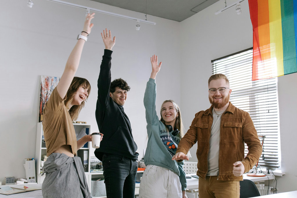 quatre personnes heureuses au travail