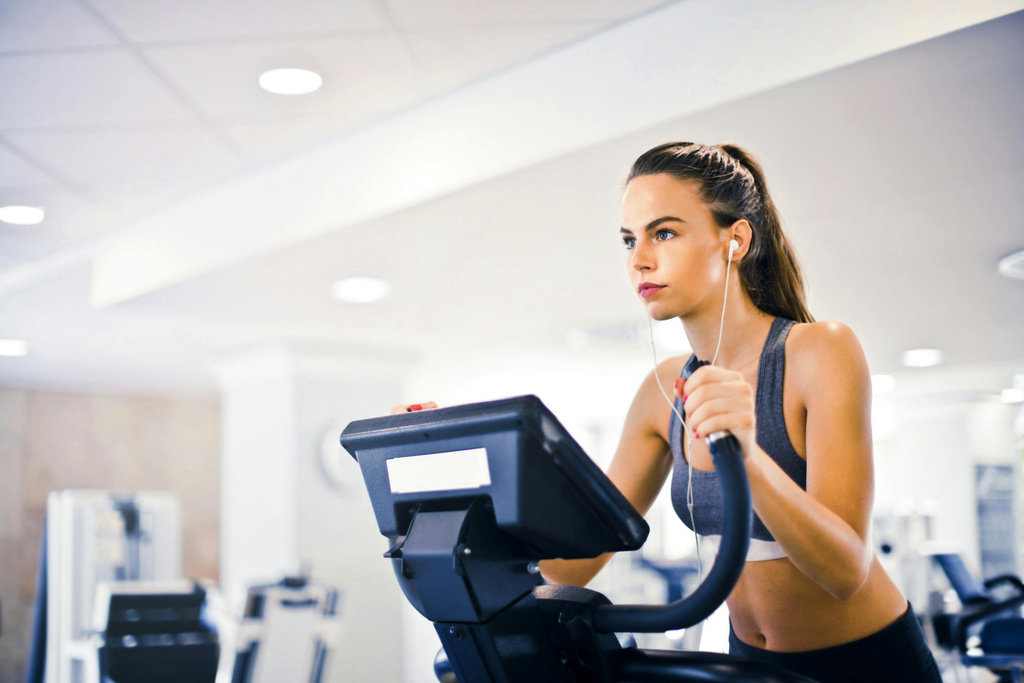 Femme qui fait du tapis de course