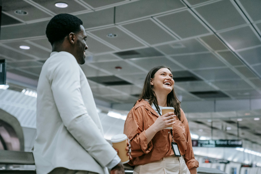 deux personnes souriantes