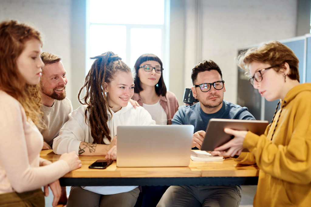 Personnes en réunion autour d'une table