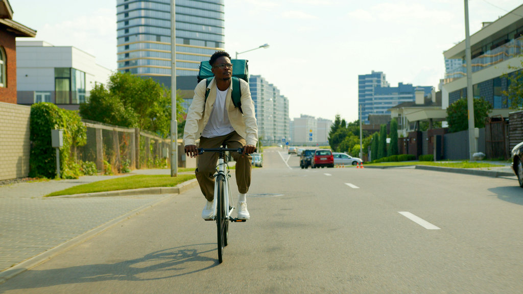 Homme en train de faire du vélo sur le chemin du travail