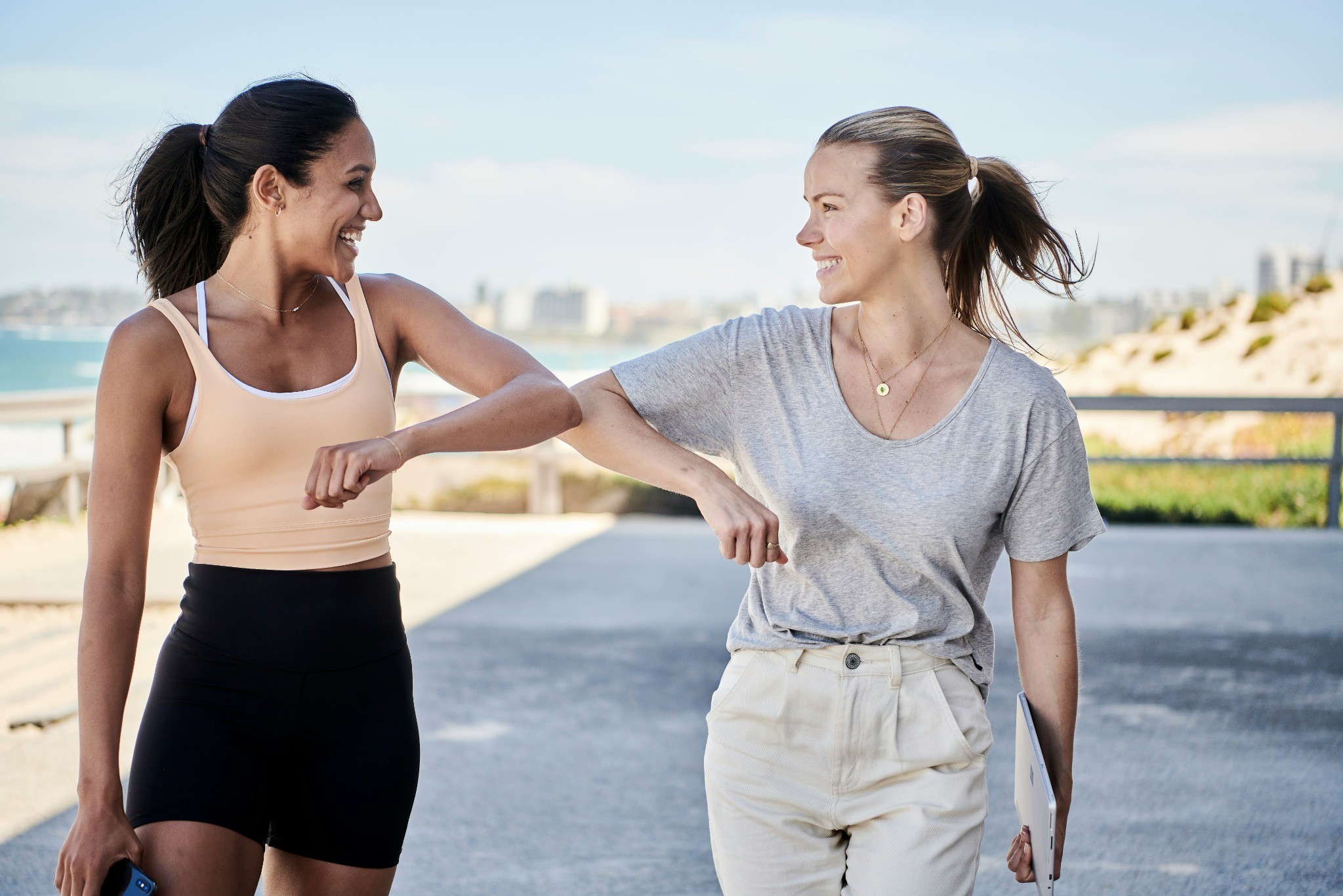 Deux femmes souriantes après une séance de sport ensemble