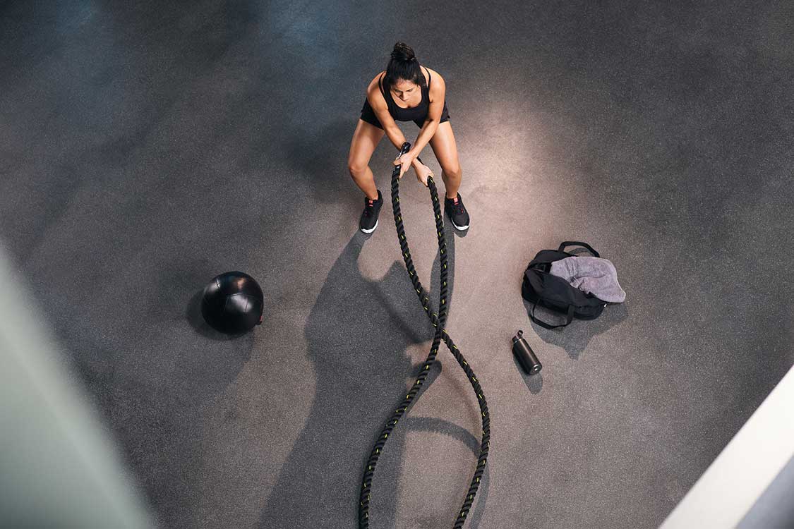 Femme faisant des exercices de CrossFit