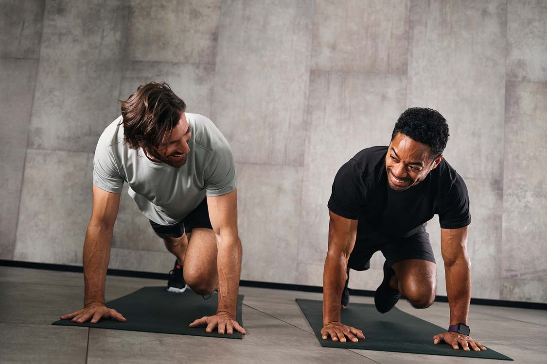 2 hommes faisant du sport